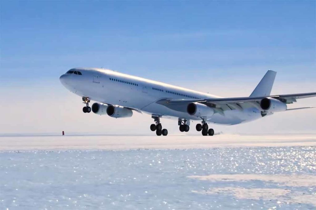 Mira, desde diferentes ángulos, cómo fue el primer aterrizaje de un Airbus A340 gigante en la Antártida